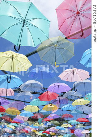 夏空に並んだ沢山のアンブレラ 80715373