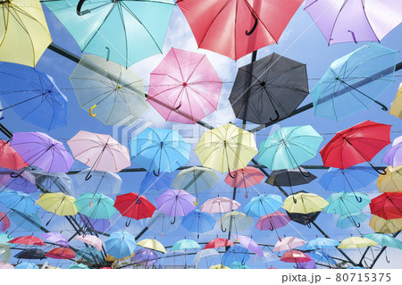 夏空に並んだ沢山のアンブレラ 80715375