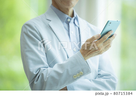 シニア男性 スマートフォン シニア男性 スマートフォン 80715384