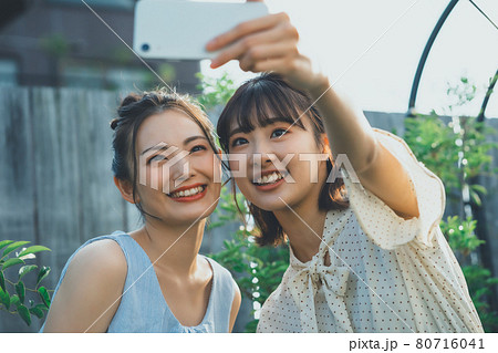 自撮りする女子 80716041