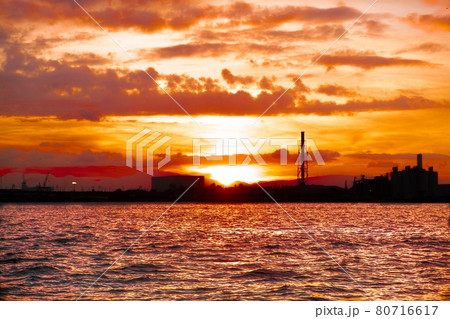 夕日に染まる空と海 80716617