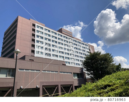 青空の下に聳え立つ、防衛医科大学校病院です。 80716963