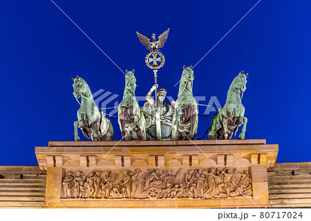 The Brandenburg Gate in Berlin at night 80717024