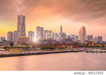 Yokohama city skyline at sunset 80717033