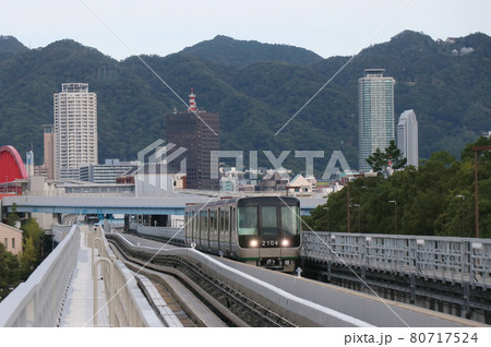 神戸市の風景とポートライナー 80717524