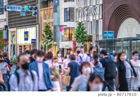 日本の東京都市景観4166人過去最多。五輪“狂行”中、銀座は多くの人出=8月4日 日本の東京都市景観4166人過去最多。五輪“狂行”中、銀座は多くの人出=8月4日 80717610