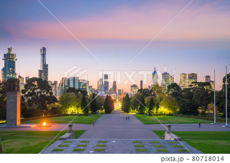 Melbourne city skyline at twilight in Australia 80718014
