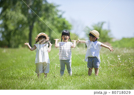 芝生の公園で遊ぶ3人の女の子 芝生の公園で遊ぶ3人の女の子 80718029