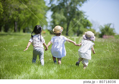 芝生の公園で遊ぶ3人の女の子 80718036