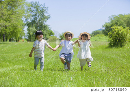 芝生の公園で遊ぶ3人の女の子 芝生の公園で遊ぶ3人の女の子 80718040