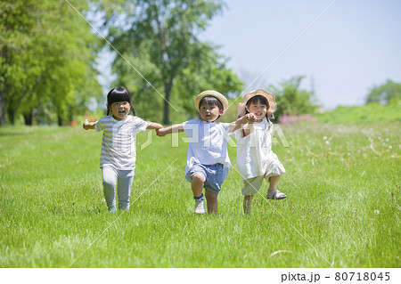 芝生の公園で遊ぶ3人の女の子 芝生の公園で遊ぶ3人の女の子 80718045