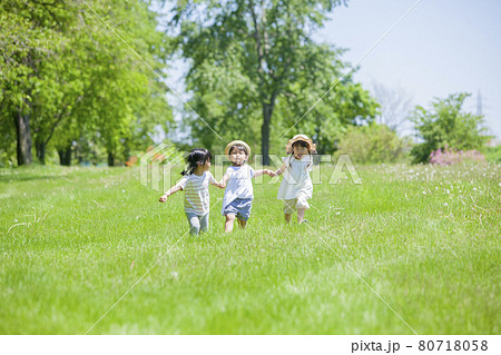 芝生の公園で遊ぶ3人の女の子 芝生の公園で遊ぶ3人の女の子 80718058