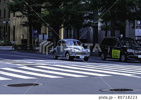 都会で信号待ちをするレトロな車 クラシックカー の写真素材 都会で信号待ちをするレトロな車 クラシックカー の写真素材