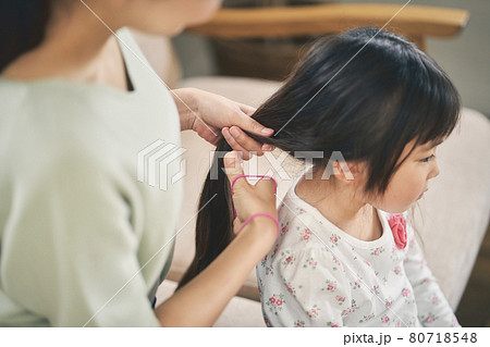 お母さんに髪を結ってもらう女の子 80718548