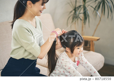 お母さんに髪を結ってもらう女の子 80718550
