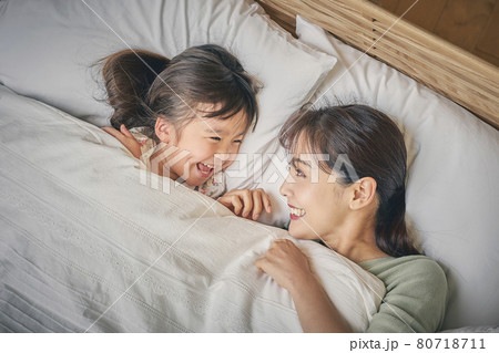 子どもと寝る母親 80718711