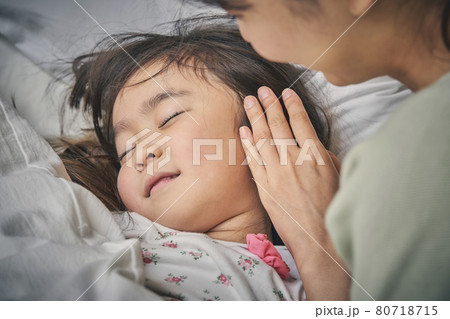 子どもと寝る母親 80718715