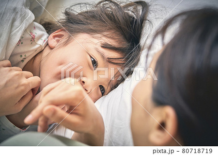 子どもと寝る母親 子どもと寝る母親 80718719