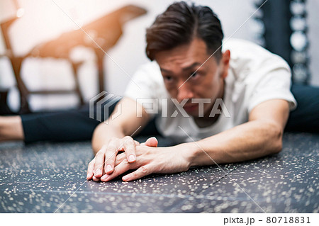 ジムでストレッチ運動をする男性 80718831