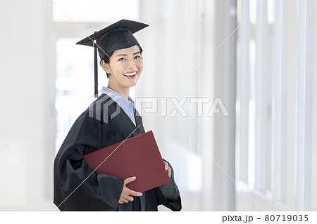 アカデミックガウンを着て卒業証書を持った若い女性　　撮影協力：中央工学校附属日本語学校 80719035