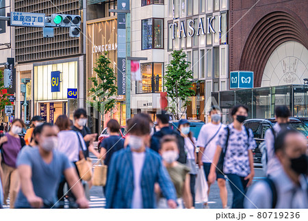 日本の東京都市景観4166人過去最多。五輪“狂行”中、銀座は多くの人出＝8月4日 80719236
