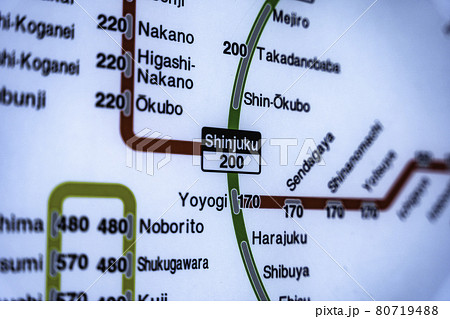 新宿駅構内の路線図案内板（東京都内） 80719488