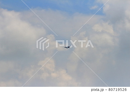 青空と訓練機 80719526