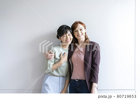 笑顔の若い女性　女友達　イメージ　撮影協力：中央工学校附属日本語学校 80719653