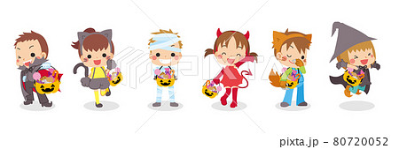 お菓子の入ったカボチャのバケツを持ってはしゃぐハロウィンの仮装をした可愛い子供たちのイラスト　セット 80720052
