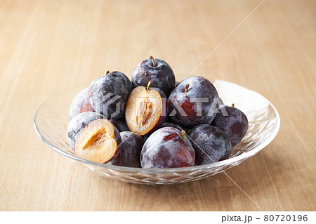 グラスの器に盛られた国産のプルーン 80720196