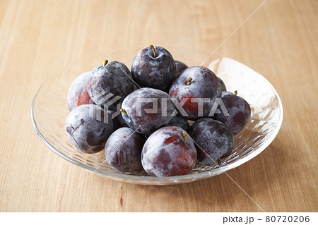 グラスの器に盛られた国産のプルーン 80720206