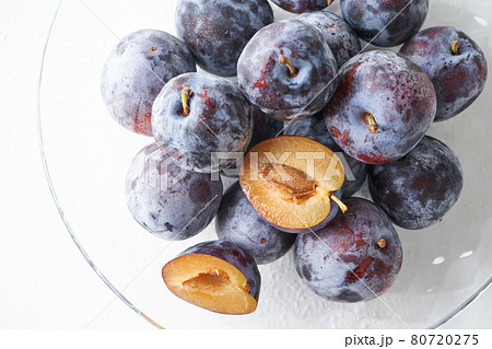 グラスの器に盛られた国産のプルーン 80720275