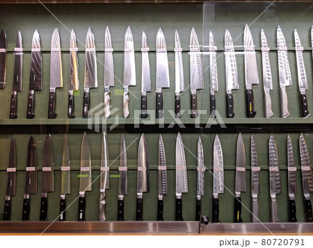 合羽橋の刃物店に陳列された包丁 合羽橋の刃物店に陳列された包丁 80720791