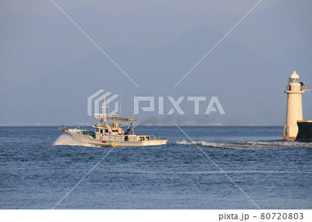 夏の夕方 漁場へ向けて港を出る漁船 80720803