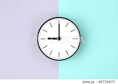 二色の色画用紙の上に置かれた時計―朝と夜の時間のイメージ 二色の色画用紙の上に置かれた時計―朝と夜の時間のイメージ 80720972
