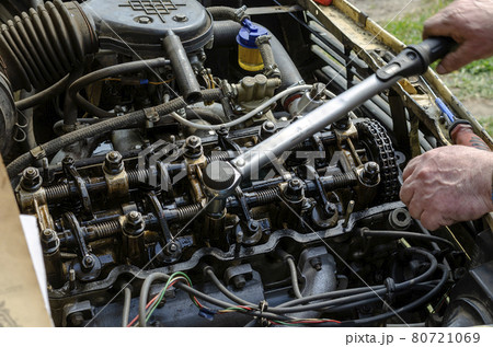 The procedure for tightening the cylinder head bolts. Part 2 of 6. The procedure for tightening the cylinder head bolts. Part 2 of 6. 80721069