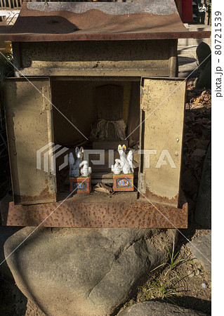 小さな狐の狛犬の小さな祠 80721539