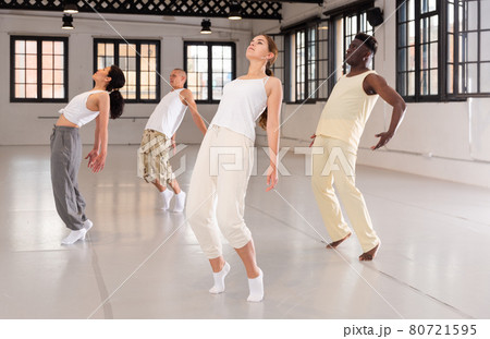 Group of young people learning modern dance movements 80721595