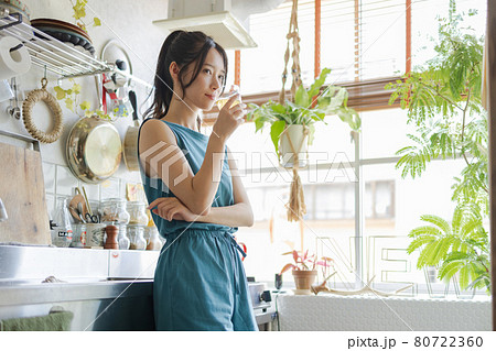 キッチンでお茶を飲む女性 80722360