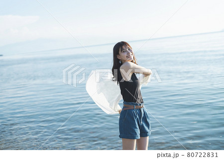 夏の海の女性 80722831