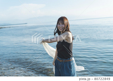 夏の海の女性 80722849