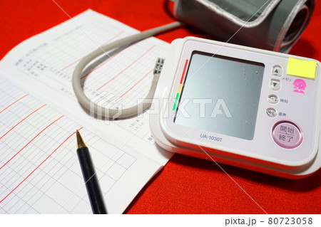 健康管理の定番アイテム、上腕式血圧計と健康管理ノート、ペン 80723058