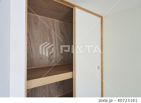 新築住宅の押入れ 80723161