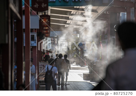 日本の東京都市景観　緊急事態宣言下。浅草寺前の商店街。ミストシャワー が涼をさそう…＝8月4日 80725270