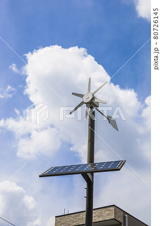 ハイブリット発電装置を空に見上げる 80726145