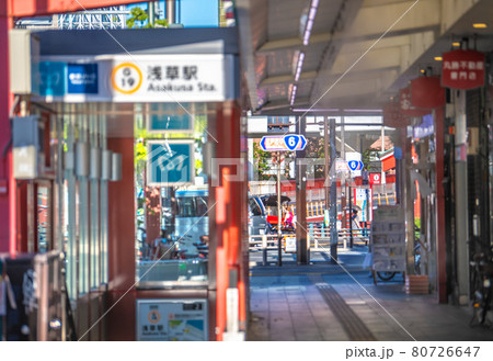 日本の東京都市景観 緊急事態宣言下。浅草寺前の商店街や浅草駅などを望む=8月4日 日本の東京都市景観 緊急事態宣言下。浅草寺前の商店街や浅草駅などを望む=8月4日 80726647