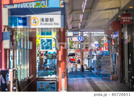 日本の東京都市景観 緊急事態宣言下。浅草寺前の商店街や浅草駅などを望む=8月4日 日本の東京都市景観 緊急事態宣言下。浅草寺前の商店街や浅草駅などを望む=8月4日 80726651