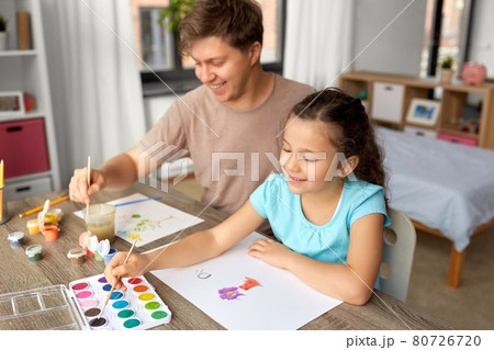 happy father with little daughter drawing at home happy father with little daughter drawing at home 80726720