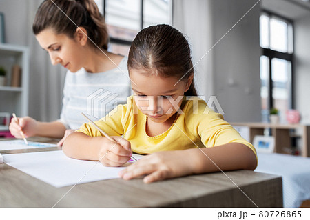 mother with little daughter drawing at home 80726865