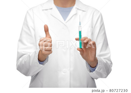 close up of doctor with syringe showing thumbs up 80727230